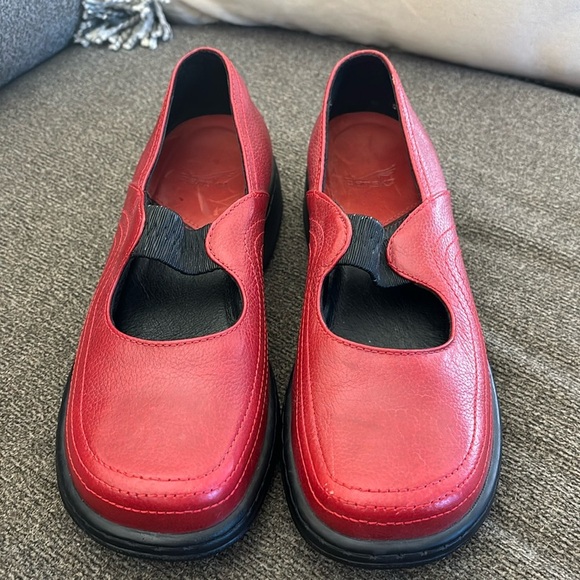 Dansko Elle Red Pebble Leather Mary Jane Slip On Clogs Size 8.5 Portugal - Picture 5 of 15